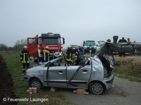 Unfallfahrzeug nach der Bergung der Verletzten