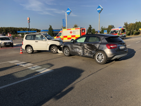 Unfallfahrzeuge im Kreuzungsbereich